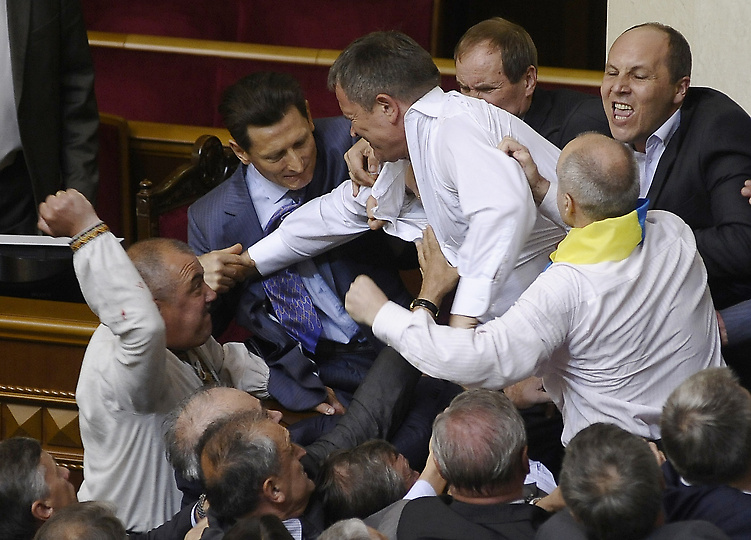 Kärjistynyttä erimielisyyttä. Ukrainan parlamentissa nahisteltiin näin rajusti 24.5.2012.