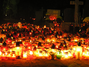 Pyhäinpäivänä hautausmaa täyttyy kynttilöistä.