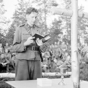 Sotilaspappi kenttäjumalanpalvelusta pitämässä sota-aikana (v.1940-44). Kuva: Uuno Laukka/Pohjois-Pohjanmaan museo