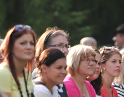 Naisia evankeliumijuhlilla. Kuva: Sley/Hannu Häkämies.