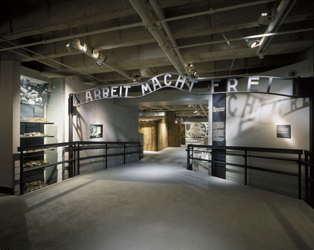 Arbeit macht frei -tekstillä varustettu portti. Kuva: US Holocaust Memorial Museum