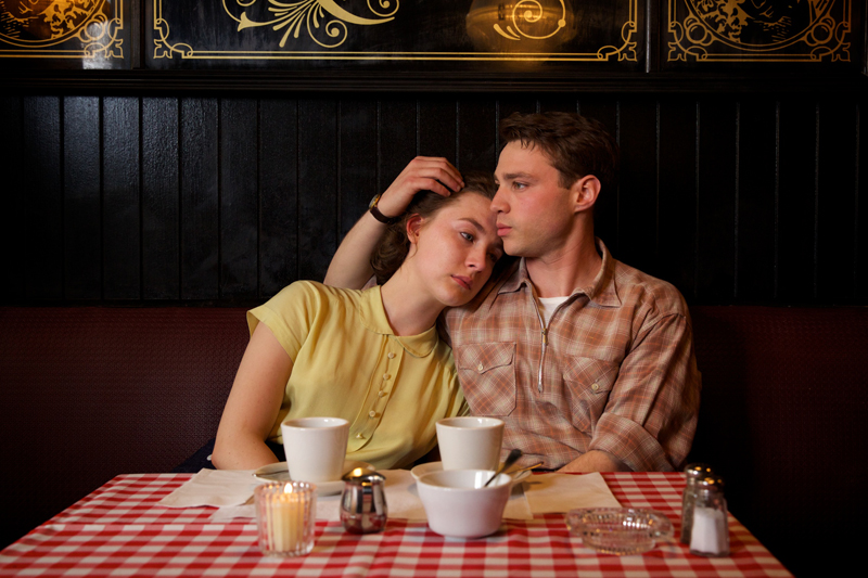 Suru saavuttaa Brooklynin rakastavaiset. Saoirse Ronan ja Emory Cohen ovat hellyttävä pari.