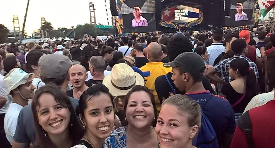 Jutun kirjoittaja (etualalla oikealla) kuubalaisine ystävineen The Rolling Stonesin konsertissa Havannassa. Kuva: Petra Kuivala