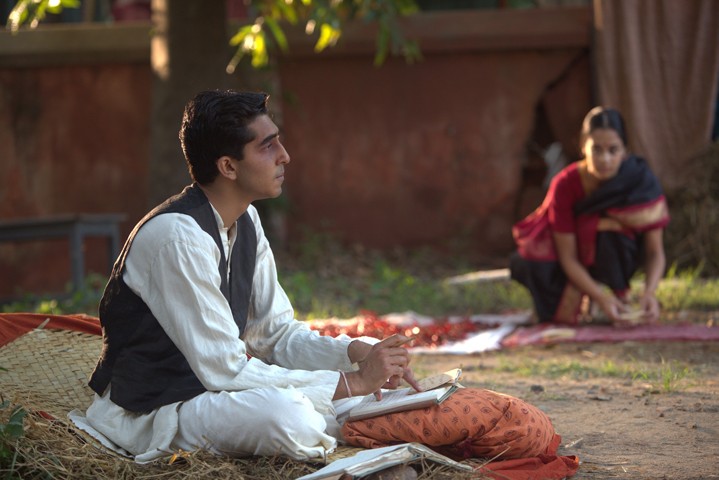 Vaimo (Devika Bhise) tarkkailee, kun Ramanujan (Dev Patel) pohtii matemaattisia asioita. Kuva: Kevin Nunes.