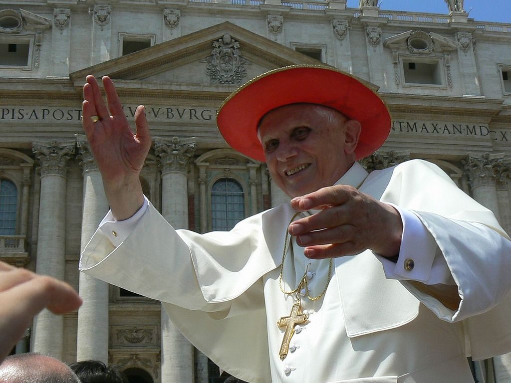 Benedictus XVI pitämässä ulkoilmamessua Vatikaanissa vuonna 2007. Kuva: Wikimedia Commons.