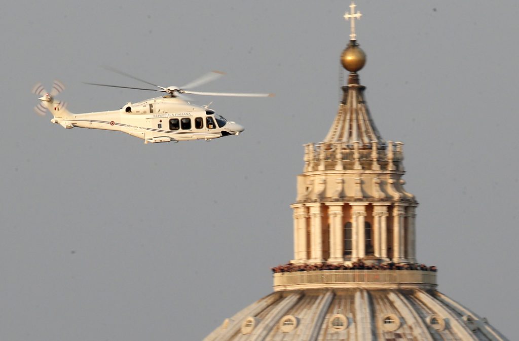Paavi Benedictus XVI poistumassa viimeisenä paaviuspäivänään 28.2.2013 helikopterilla Vatikaanista. AP Photo/Michael Sohn.