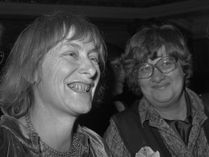 Saksalainen Dorothee Sölle (vasemmalla) on tunnetuimpia nykyajan naisteologeja. Kuva: Wikipedia/Creative commons.