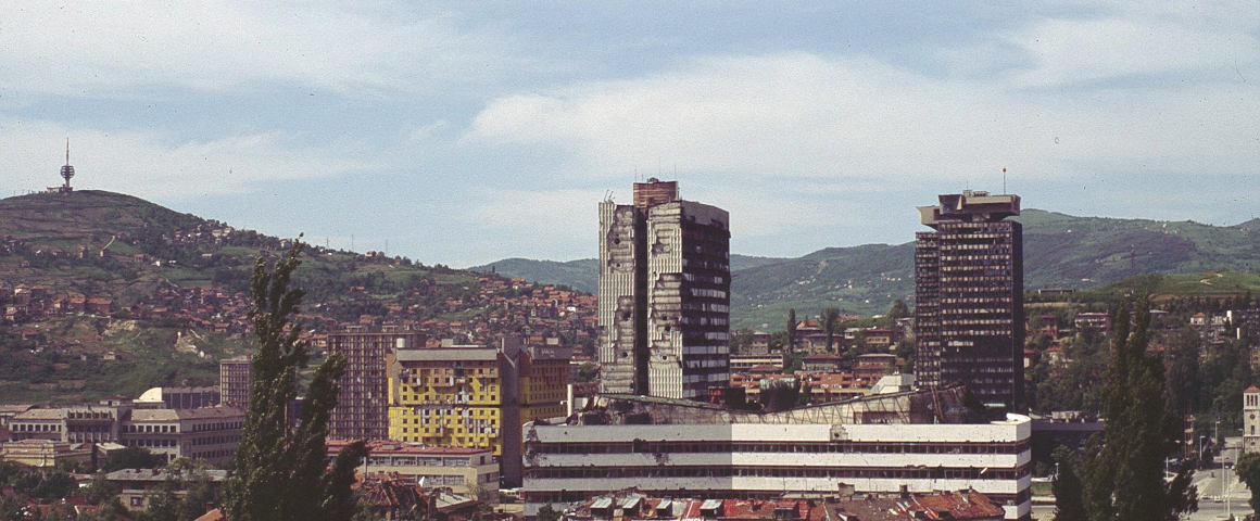 Sarajevo vain vähän piirityksen loppumisen jälkeen toukokuussa 1996. Kuva: Wikipedia.