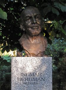 Ingmar Bergmanin rintakuva Kielcessä Puolassa. Kuva: Staszek Szybki Jest/Wikipedia.