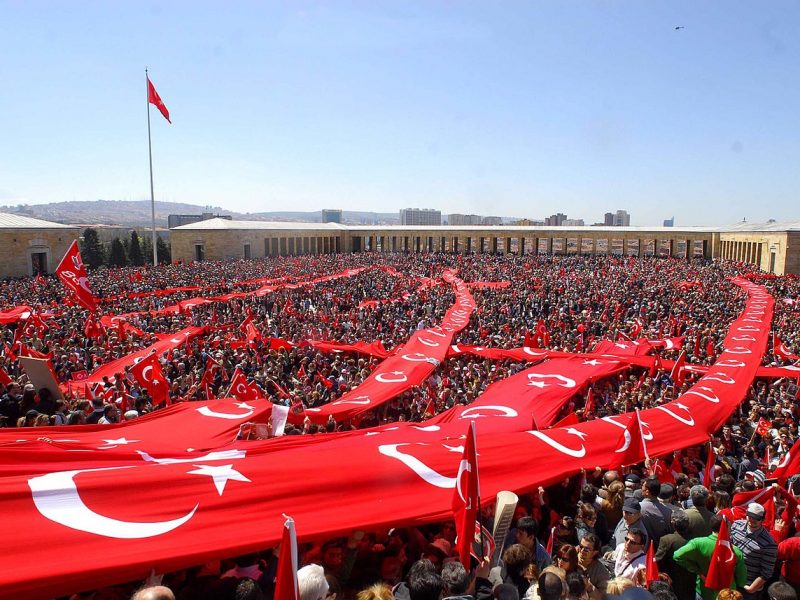 Turkissa osoitettiin 2007 mieltä sekulaarin valtion ja demokratian puolesta. Kuva: Wikipedia.
