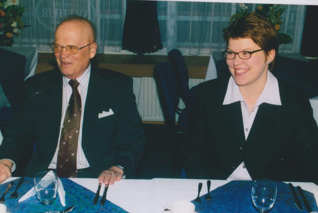 SKHSn vuosijuhlaillallisilla 2003. Vieressä nykyinen Espoon piispa Kaisamari Hintikka. Kuva Mikko Ketola.