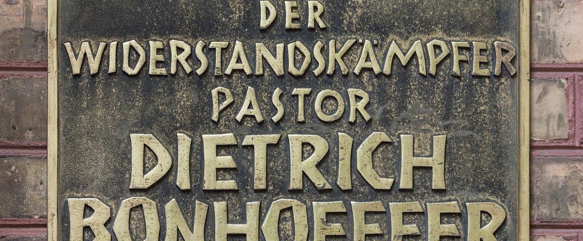 Dietrich Bonhoefferin muistolaatta Berliinissä.