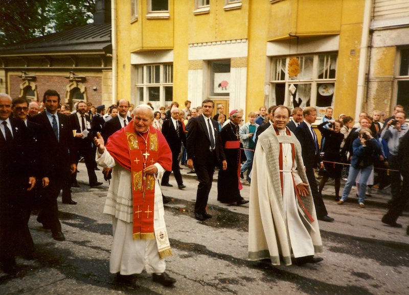 Paavi Johannes Paavali II vieraili arkkipiispa John Vikströmin luona Turussa kesäkuussa 1989 osana Pohjoismaihin suuntautunutta vierailuaan. Kuva: Magnus Löfving/Katolinen tiedotuskeskus (KATT).