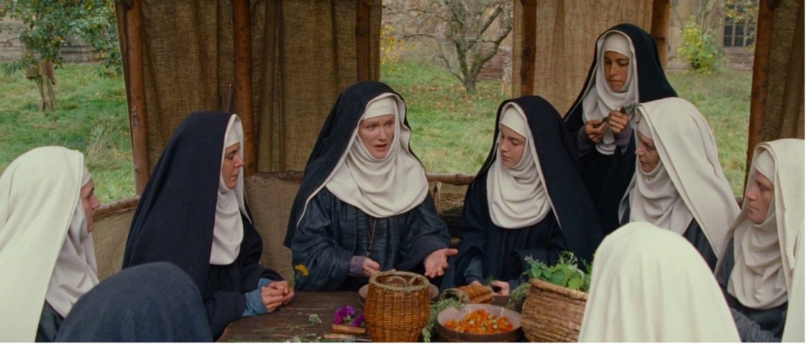 Abbedissa Hildegard pitämässä holistista lääketieteen oppituntia. Kuvakaappaus elokuvasta Vision (2009).