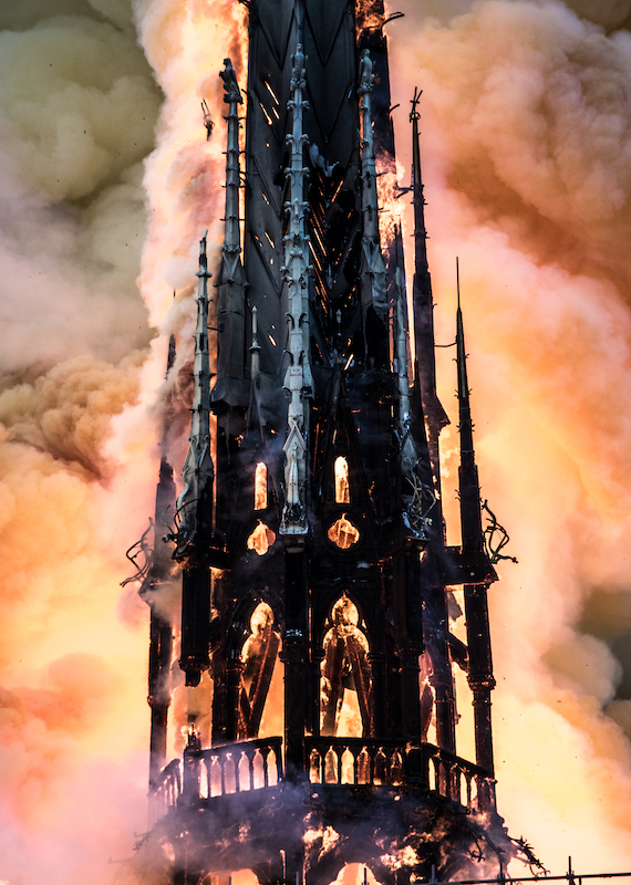 Pariisin Notre Damen kirkontorni liekeissä huhtikuussa 2019. Kuva: Wikipedia.