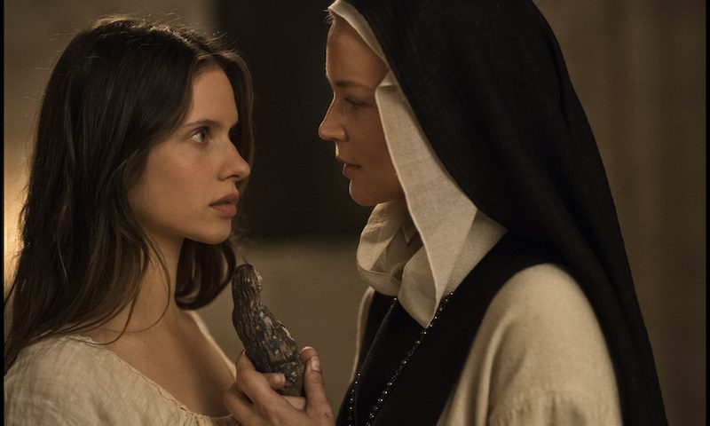 Oikealla Benedetta (Virginie Efira), vasemmalla Bartolomea (Daphne Patakia). Välissä Neitsyt Maria -veistos.