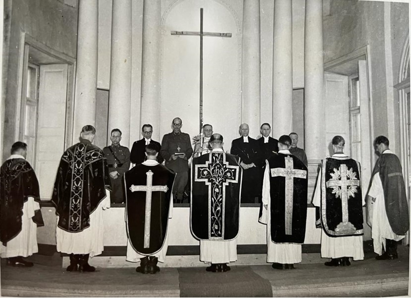Pappisvihkimys Viipurissa 25.4. 1944. Keskellä Arkkipiispa Salomies ja hänen vasemmalla puolellaan kenttäpiispa Björklund. Aimo Sorri vihittävistä toinen vasemmalta.
