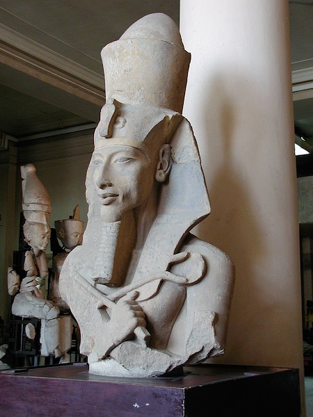 Akhnatenin patsas Kairon Egyptiläisessä museossa.