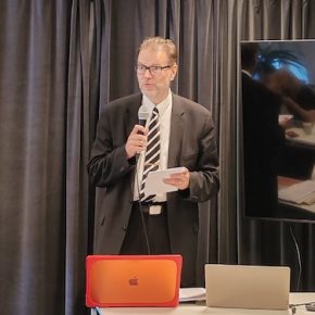 Mika Ebeling pitämässä puheenvuoroaan.